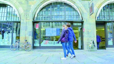 Auf der interaktiven Stadtkarte werden Bewegungsströme in Echtzeit dargestellt, auf sogenannten Heat Maps. Gleichzeitig werden Veranstaltungen aus mehreren Kalendern zusammengeführt und angezeigt. Auf öffentlichen Bildschirmen und im Internet wird für Bürgerinnen und Bürger sichtbar, wo etwas los ist