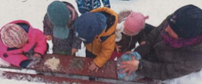 Kinder spiele im Schnee