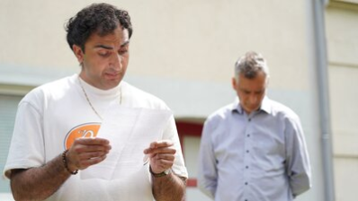 Einer der Paten der Stolpersteine erinnert an Familie Hoff