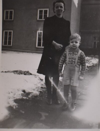 Wolfgang Ramm mit seiner Mutter vor ihrer Wohnung
