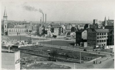 Der Zweite Weltkrieg hat große Lücken im Stadtbild hinterlassen. Links im Bild ist die Ruine der Paulikirche um 1952 zu sehen.