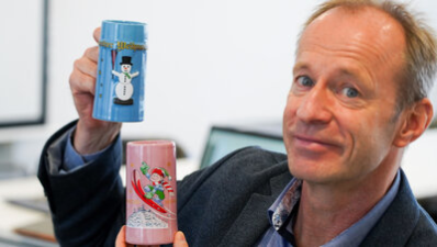 Bürgermeister Knut Kunze mit den Glühwein- und den Kinderpunschtassen des Chemnitzer Weihnachtsmarktes 2023.