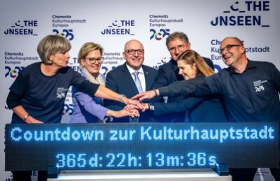 Volunteers der Kulturhauptstadt Europas CHemnitz 2025 gGmbH, Geschäftsführerin Andrea Pier, Oberbürgermeister Sven Schulze, Staatsministerin Barbara Klepsch und der Beauftragte der Sächsischen Staatsregierung für das Thema Kulturhauptstadt Thomas Popp haben mit einem Buzzer den Countdown bis zum Kulturhauptstadtjahr ausgelöst.