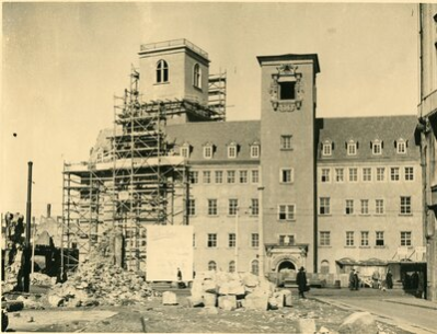 Altes Rathaus und Hoher Turm während der Rekonstruktion, 1949