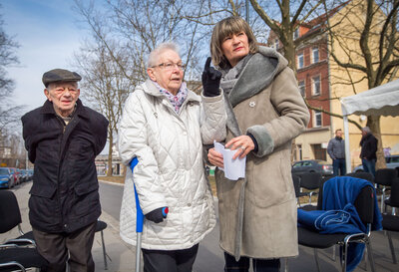 Einweihung der Informationsstele 'Kinder im Krieg' auf der Turnstrasse im Rahmen des Chemnitzer Friedenstages. Im Bild ist Oberbürgermeisterin Barbara Ludwig im Gespräch mit Margot Hammer.