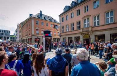 Akrobatik mit Noah Chorny auf dem Jakobikirchplatz