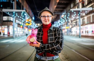 Janice Schmelzer mit ihrem Spendensparschwein Rosalie