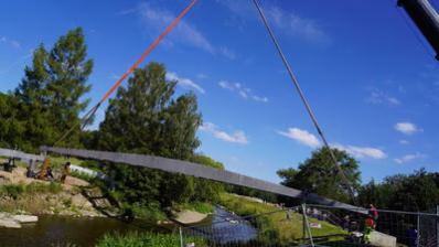 Millimetergenau wurden die Brückensegmente vom Kran eingehoben und von Bauarbeitern montiert.