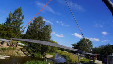 Millimetergenau wurden die Brückensegmente vom Kran eingehoben und von Bauarbeitern montiert.