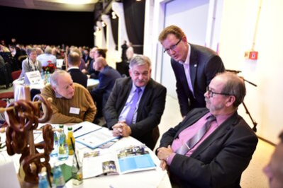 Der Leiter des Kulturbetriebes der Stadt Chemnitz Ferenc Csak im Gespräch mit Gemeinderäten der Region