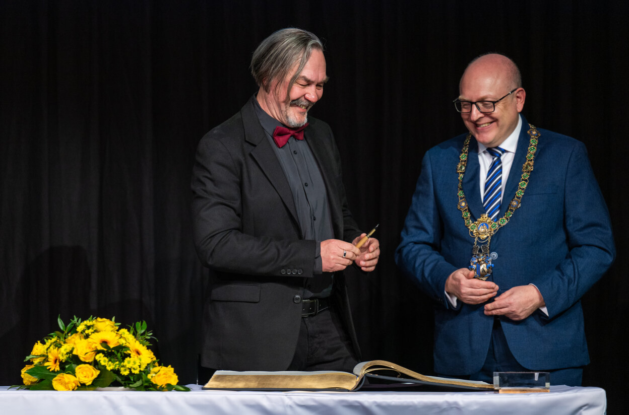 The winner of the International Stefan Heym Prize 2026, Yuri Andrukhovych, signed the Golden Book of the City of Chemnitz during the award ceremony.