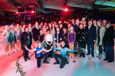 Die Organisatoren des Chemnitzer Eislaufclubs und Mitwirkende der Eis-Show zu Ehren von Jutta Müller