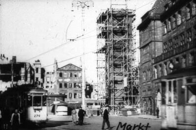Markt nach Westen, rechts das Alte Rathaus im Wiederaufbau, um 1947