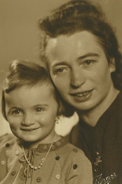 Regina Schettler mit ihrer Mutter, 1942