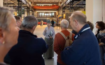 Besucher:innen nehmen während der Museumsnacht an einer historischen Führung durch die Hartmannfabrik teil.