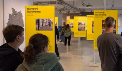 Besucher:innen informieren sich während der Museumsnacht im Dokumentationszentrum zum NSU-Komplex.