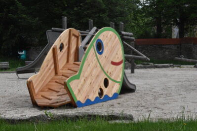 Eine Fischrutsche steht zum Spielen bereit.