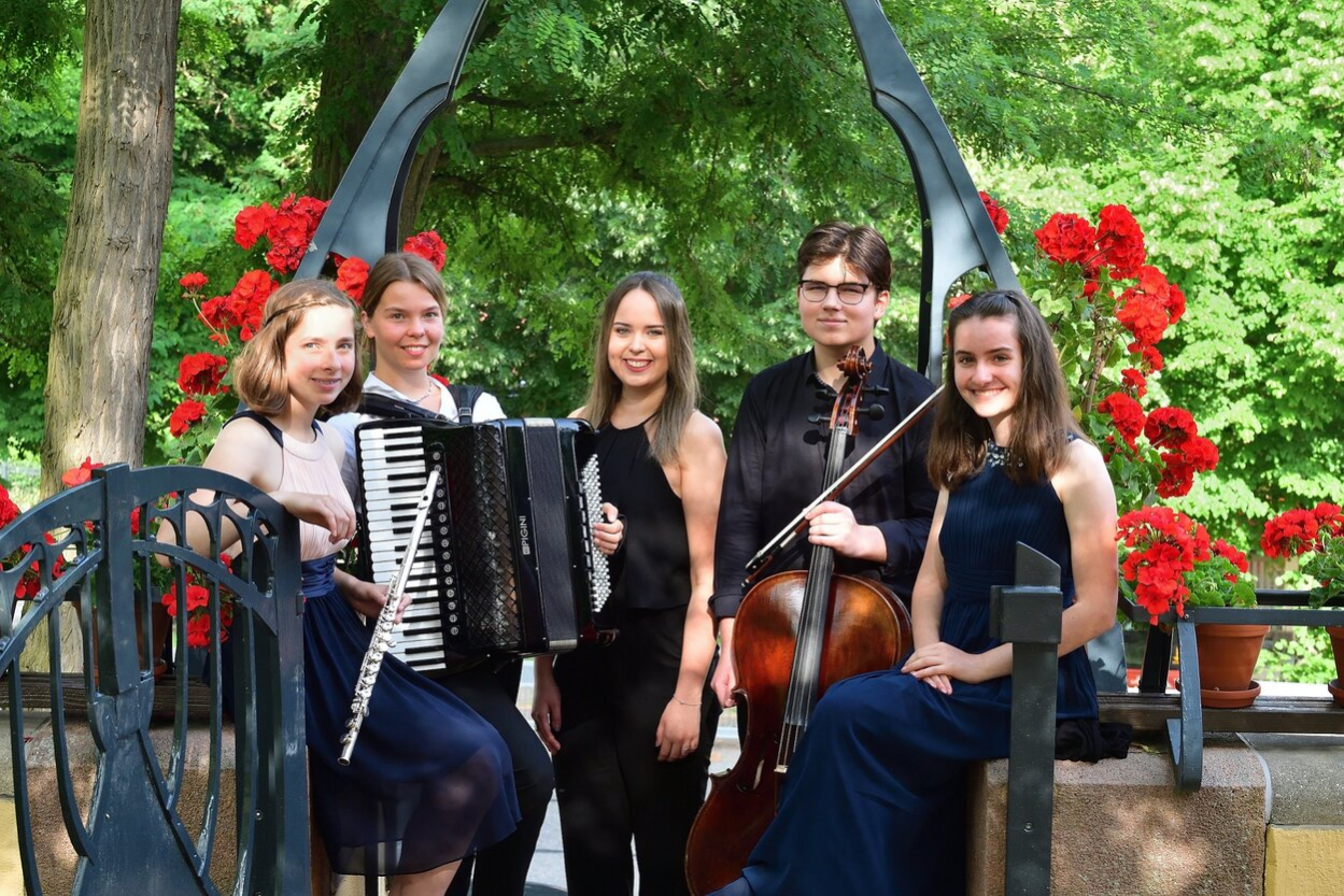 Junge Musikerinnen und Musiker des Preisträgerkonzerts (v.l.): Rahel Quellmalz, Anna-Lena Kreher, Laura Valeria Graichen, Kalin Todorov, Josephine Lehmann