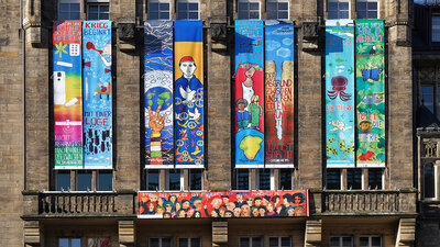 Seit dem 24. Februar hängen wieder Friedensbanner am Rathaus.