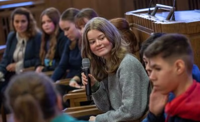 Schülerinnen und Schüler der Unteren Luisenschule zeigen präsentieren ihren Zeitzeugenfilm dem Publikum.