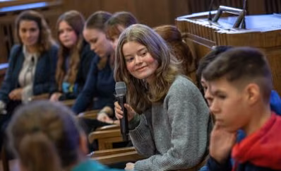 Schülerinnen und Schüler der Unteren Luisenschule zeigen präsentieren ihren Zeitzeugenfilm dem Publikum.