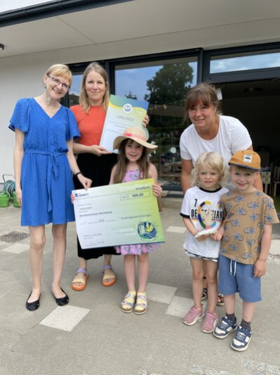 [Translate to English:] Preisübergabe mit der Kinder- und Jugendbeauftragten Frau Norberger und Frau Schlett vom Umweltamt