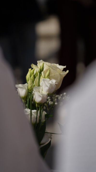 Blumen für die neu verlegten Stolpersteine