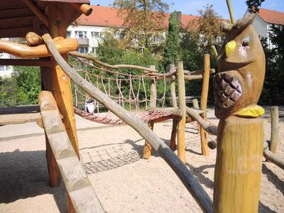 Spielplatz Gerhart-Hauptmann-Platz, Spielanlage mit Rutsche