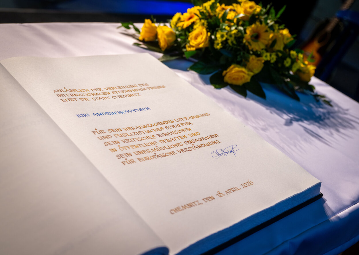 Eintrag ins Goldene Buch der Stadt Chemnitz mit dem Wortlaut: "Anlässlich der Verleihung des Internationalen Stefan-Heym-Preises ehrt die Stadt Chemnitz Juri Andruchowytsch für sein herausragendes literarisches und publizistisches Schaffen, sein kritisches Einmischen in die öffentliche Debatten und sein unermüdliches Engagement für europäische Verständigung. Chemnitz, den 18. April 2026
