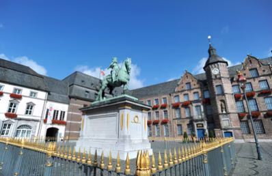 Düsseldorf, Jan-Wellem-Reiterdenkmal und Rathaus