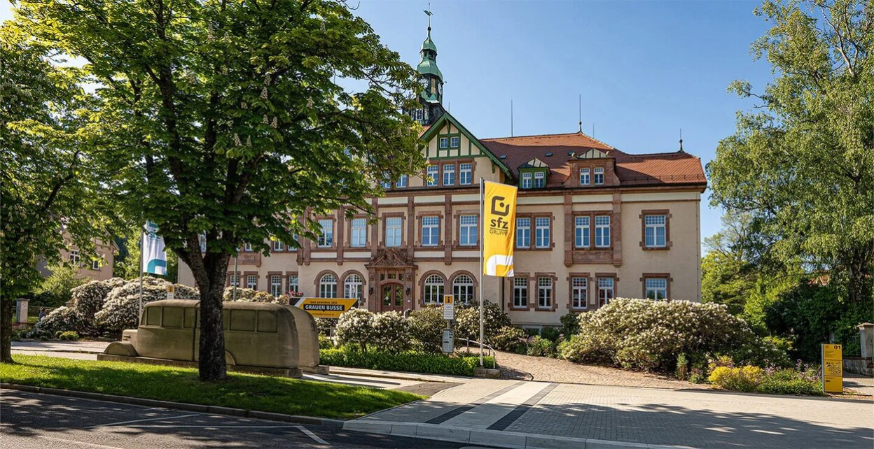 Ehemalige "Königlich-Sächsische Landeserziehungsanstalt für Blinde und Schwachsinnige" mit dem Denkmal der Grauen Busse