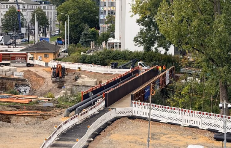 Extrabrücke und Asphaltweg: Fußgänger und Radler kommen besser über Falkeplatz-Baustelle