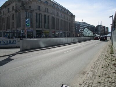Graffitifläche für Auftragsarbeit: Brüstungsmauern zur Tiefzufahrt Bahnhofstraße