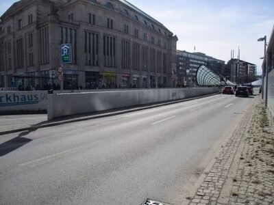 Graffitifläche für Auftragsarbeit: Brüstungsmauern zur Tiefzufahrt Bahnhofstraße