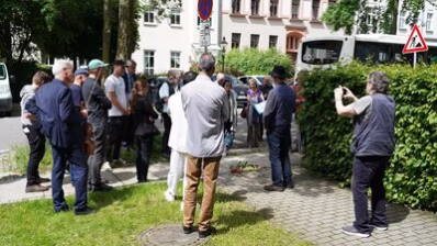 Teilnehmende der Stolpersteinverlegung