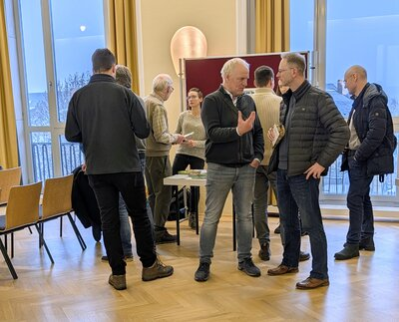 Teilnehmer informieren sich an den Thementischen der zweiten Informationsveranstaltung zur Kommunalen Wärmeplanung Chemnitz.