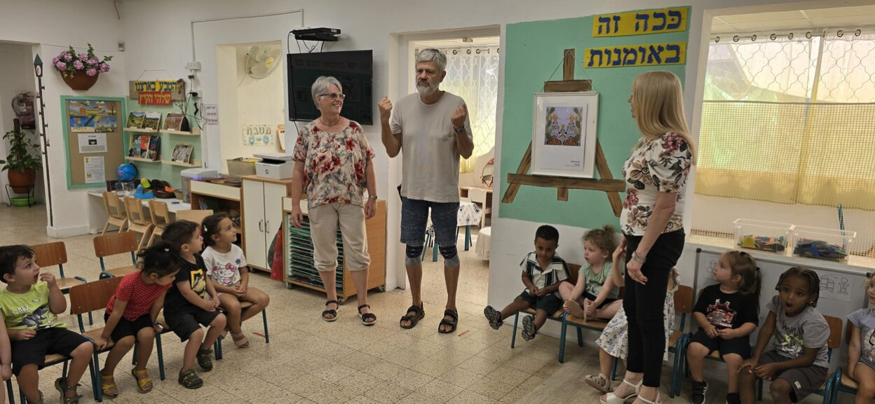 Rolf und Uta Zeidler besuchen in Kirjat Biallik den Kindergarten, der nun wieder von den Kindern genutzt werden kann.
