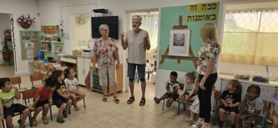 Rolf und Uta Zeidler besuchen in Kirjat Biallik den Kindergarten, der nun wieder von den Kindern genutzt werden kann.