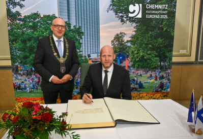 Aleksi Jäntti, stellvertretender Bürgermeister von Tampere, trug sich ins Goldene Buch der Stadt Chemnitz ein