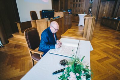 Bürgermeister Sven Schulze trug sich als Vertreter der Stadt Chemnitz ins Goldene Buch ein