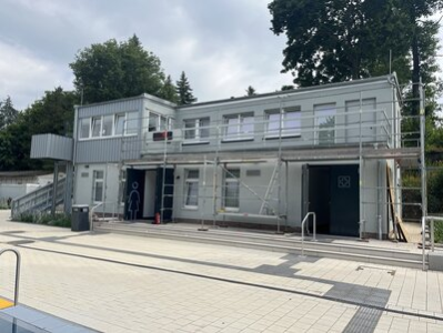 Im Bild befindet sich das Besatndsagebäude für die Badaufsicht, welches sich neben dem 50 Meter Schwimmbecken liegt.