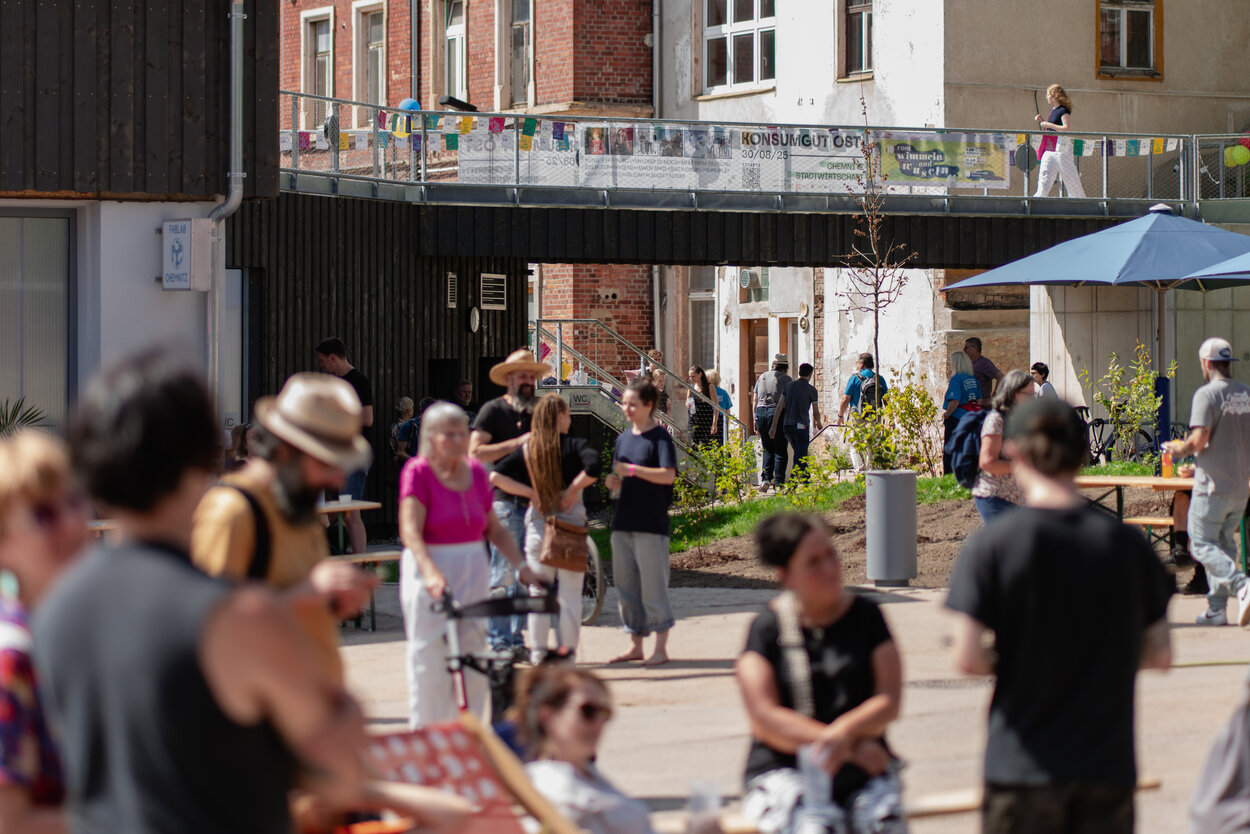 Hoffest ‚Vom Wimmeln und Wuseln‘ 2025 auf dem Gelände der Stadtwirtschaft Chemnitz mit vielen Besucherinnen und Besuchern.