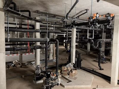 Installationsarbeiten im Kellerbereich