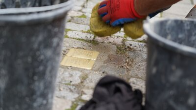 Die frisch verlegten Stolpersteine