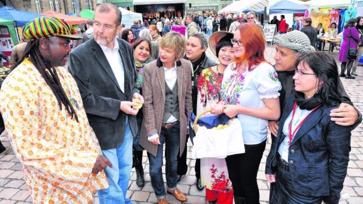 Die Interkulturellen Wochen werden j&auml;hrlich durch ein buntes Fest auf dem Neumarkt er&ouml;ffnet.