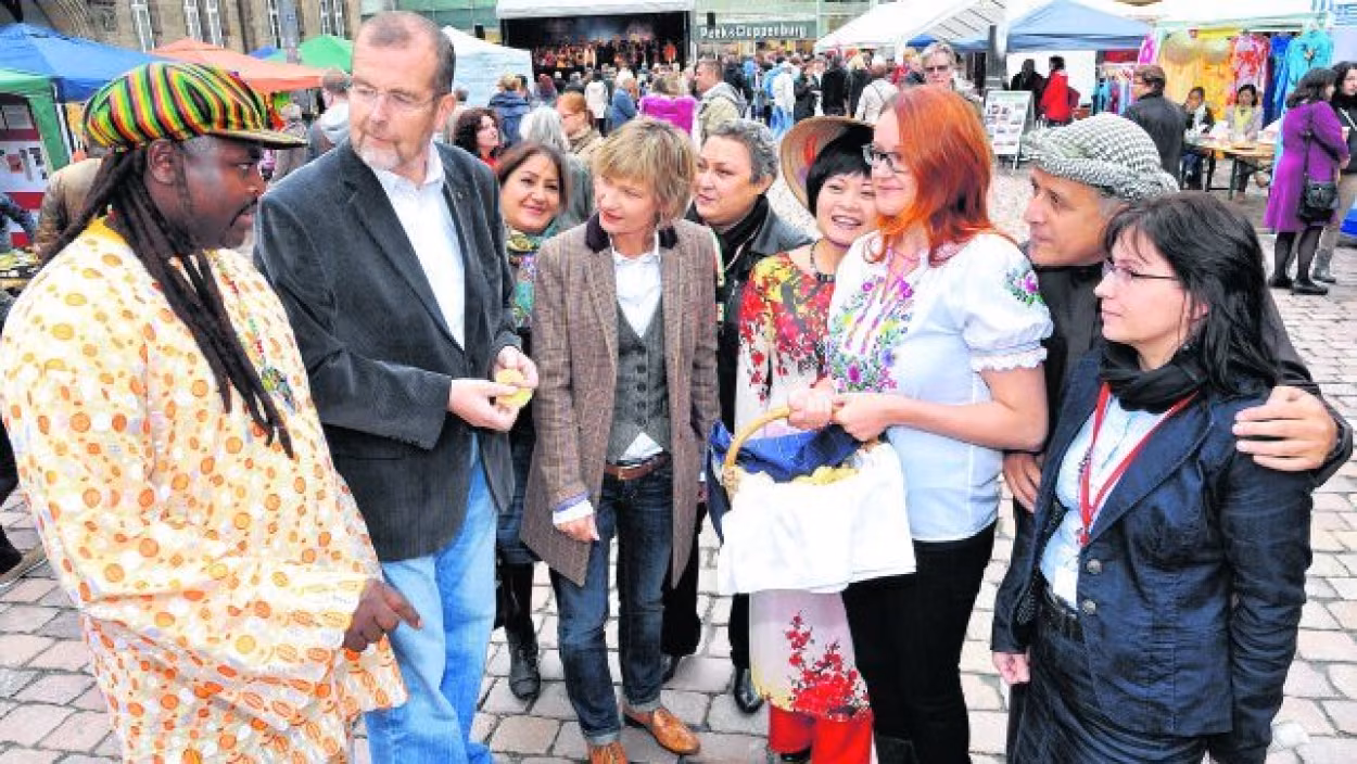 Die Interkulturellen Wochen werden jährlich durch ein buntes Fest auf dem Neumarkt eröffnet.