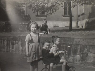 Die Geschwister Sigrid (links), Roland (vorn auf dem Dreirad) und Karl-Heinz (oben) spielen 1942 gern auf dem Dresdner-Platz zwischen Dresdner Straße und Sonnenstraße. Am 6. März sehen Sie nach kurzer Flucht aus dem Keller von dort das brennende Zentrum und die lichterloh brennenden Häuser der oberen Freiberger Straße.