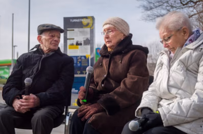 Einweihung der Informationsstele 'Kinder im Krieg' auf der Turnstrasse im Rahmen des Chemnitzer Friedenstages. Im Bild: Justin Sonder, Brigitte Speck und Margot Hammer (v.l.) erzaehlen von ihren Erlebnissen.