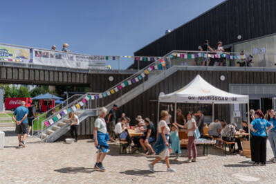 Ein Fest mit vielen Gästen und bunten Wimpeln in der Stadtwirtschaft.