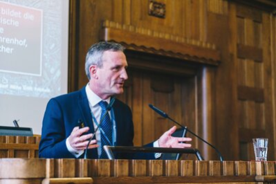 PANEL I - Öffentliche Räume inszenieren: Thomas Geisel, Oberbürgermeister der Stadt Düsseldorf, spricht über konkrete Projekte und deren Umsetzung in Düsseldorf. Zudem warb er für Chemnitz: Die Ereignisse im Herbst seien "Rufschädigung" gewesen, Chemnitz habe ihm immer imponiert. Die beiden Städte konnten im vergangenen Jahr 30 Jahre ihrer Partnerschaft zurückblicken.